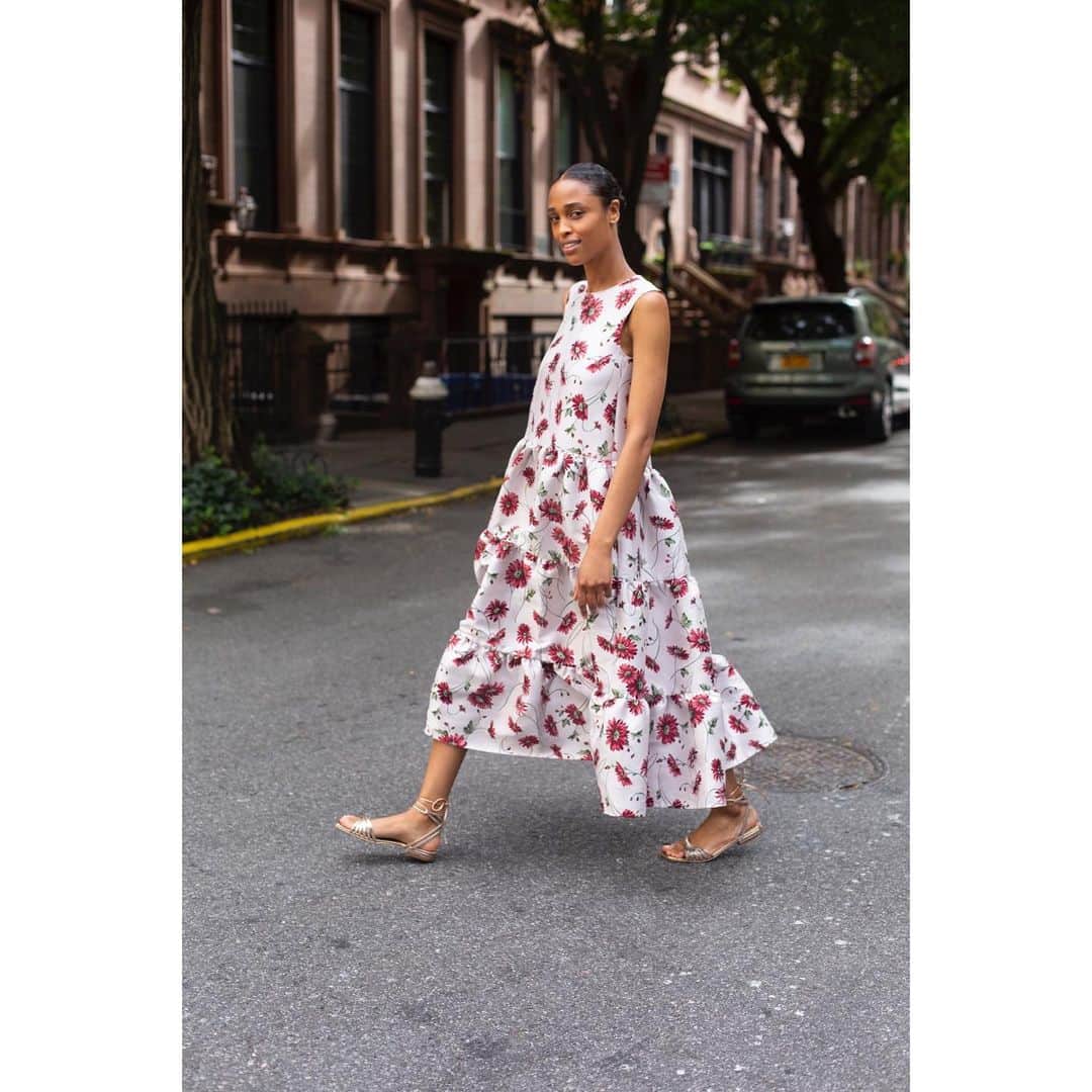 アダムのインスタグラム：「Sunday stroll in our silk jacquard tiered dress.⁠⠀ Now available at AdamLippes.com TIERED MAXI DRESS IN JACQUARD」