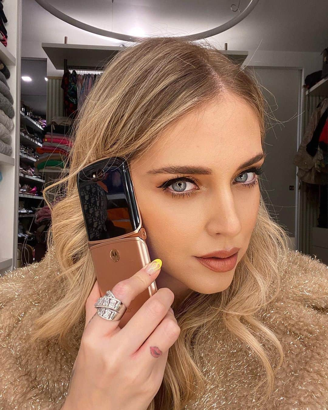 キアラ・フェラーニさんのインスタグラム写真 - (キアラ・フェラーニInstagram)「Had to take a selfie with my new @motorolaita 💖 this is the blush gold version of the #MotorolaRazr5G 🤗 Link in stories to get yours #FeelTheFlip #adv」12月21日 2時46分 - chiaraferragni