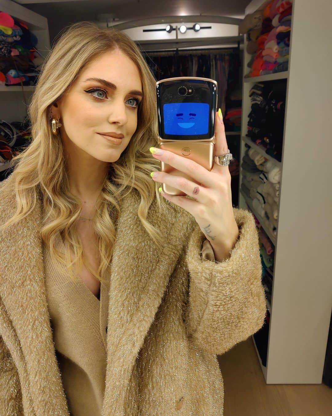 キアラ・フェラーニさんのインスタグラム写真 - (キアラ・フェラーニInstagram)「Had to take a selfie with my new @motorolaita 💖 this is the blush gold version of the #MotorolaRazr5G 🤗 Link in stories to get yours #FeelTheFlip #adv」12月21日 2時46分 - chiaraferragni