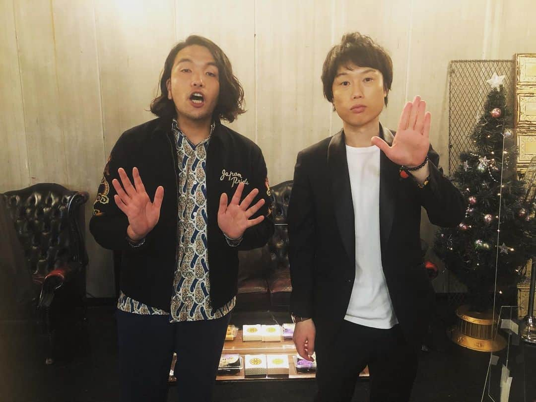 盛山晋太郎のインスタグラム：「M-1グランプリ3位でした！やり切りました！応援して下さった皆様ありがとうございました！僕らはほぼ毎日、どこかで漫才をさせてもらってます！また是非劇場にお越しください！  #M-1 #俺ら毎年噛むやん #M-1のスタジオのセット #ミリオンゴッドぐらい金 #YouTubeにM-1のネタのゆるゆるバージョンがあるのでよければ #長髪 #デザインパーマ #えむわんグランプリ」