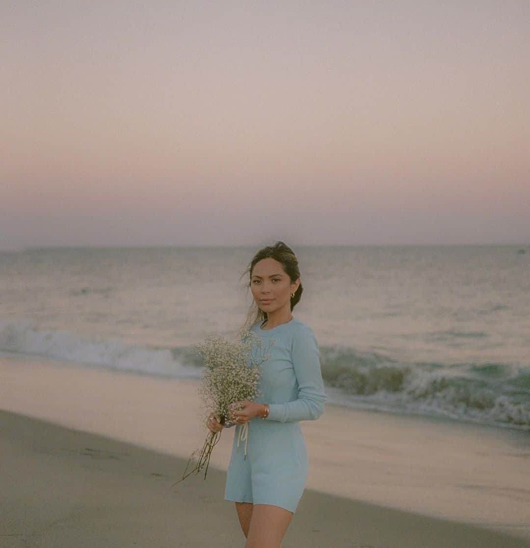 Marianna Hewittのインスタグラム：「subscribe to my podcast so you don’t miss any episodes, tomorrow is a bonus solo episode I recorded about goal planning + how to make a vision board 📈」