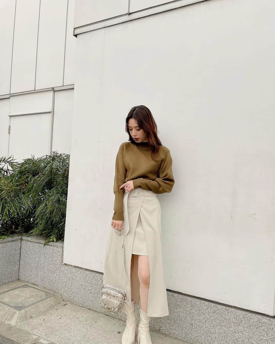 上地雅弥 MURUAのインスタグラム：「今週あっと言う間だった〜😳 買い納めに来てくださる方多くて、「また来年ですね」ってお話するたびに嬉しくてほっこりなる。。 . 再入荷してから早速大人気な#アウトポケットラップスカート 🥺 短めの丈履きたいけど、足ガッツリ出るのはちょっと、、って方でも履きやすいデザインで◎ . ヒイキ無しで、、やっぱMURUAのボトムって可愛いしスタイル良く見えるんだよなぁ🤔 . . #murua #murua_official #murua_by_staff」