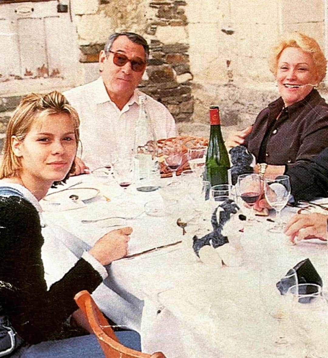 カロライナディークマンのインスタグラム：「nicete foi im presente q marcos trouxe pro nosso casamento.  ela e paulo eram pra nós um casal ideal,  com uma familia linda, cheios de caráter  e muito amorosos...  o q mais poderíamos desejar para padrinhos?  q sorte a minha tê-los tido como exemplo desde tão nova, e ainda ter a oportunidade de estar tão perto.  dona nicete q vc seja recebida pelo seu amor da vida inteira com todo o afeto q plantaram e cultivaram...  obrigada por cada momento, olhar, doçura, exemplo... vcs são eternos em mim.  aos filhos e a familia eu desejo serenidade e paz nesse momento; muito amor  e q Deus possa confortar o coração de vocês... 🤍」