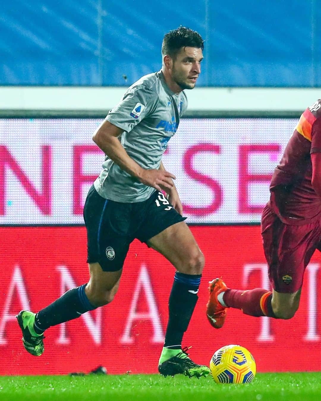 アタランタBCさんのインスタグラム写真 - (アタランタBCInstagram)「⏸️ Chiudiamo in svantaggio il primo tempo. DAI RAGAZZI!! 👊 😕 Roma lead after the first half. LET'S KEEP FIGHTING!! 👊 ⠀ #AtalantaRoma #GoAtalantaGo ⚫️🔵 #Atalanta #BergAMO #ForzaAtalanta #football」12月21日 3時00分 - atalantabc