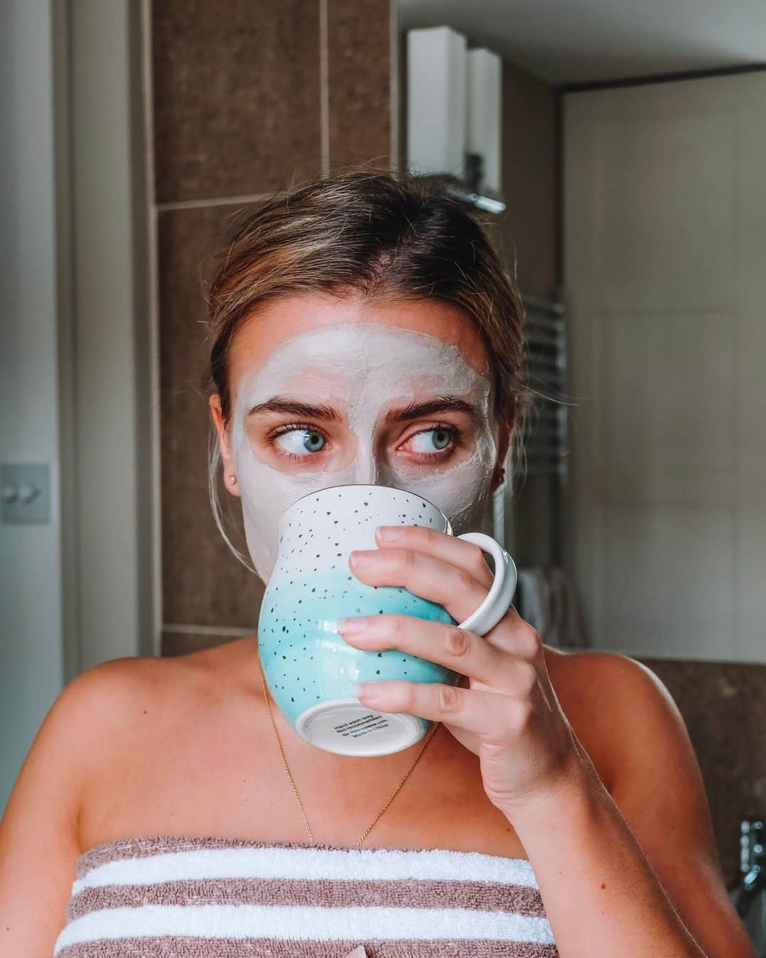 Neal's Yard Remediesさんのインスタグラム写真 - (Neal's Yard RemediesInstagram)「REVIVING WHITE TEA FACE MASK #SelfCareSunday 💅  Suitable for all skin types, this award-winning detoxifying face mask cleanses and nurtures skin. With antioxidant-rich white tea to help counteract the effects of pollutants and detoxifying kaolin clay to draw out impurities, use as a weekly treat for skin that feels cleansed and revived.   "This mask is so lovely, it makes my skin feel soft and supple at the same time as it feels really deep cleansing because of the clay. I love the subtle smell of cardamon oil that this mask has." - Jenny 💙  #nealsyardremedies #friendsofnyr #skincare #skincareroutine #winterskincare」12月21日 3時00分 - nealsyardremedies