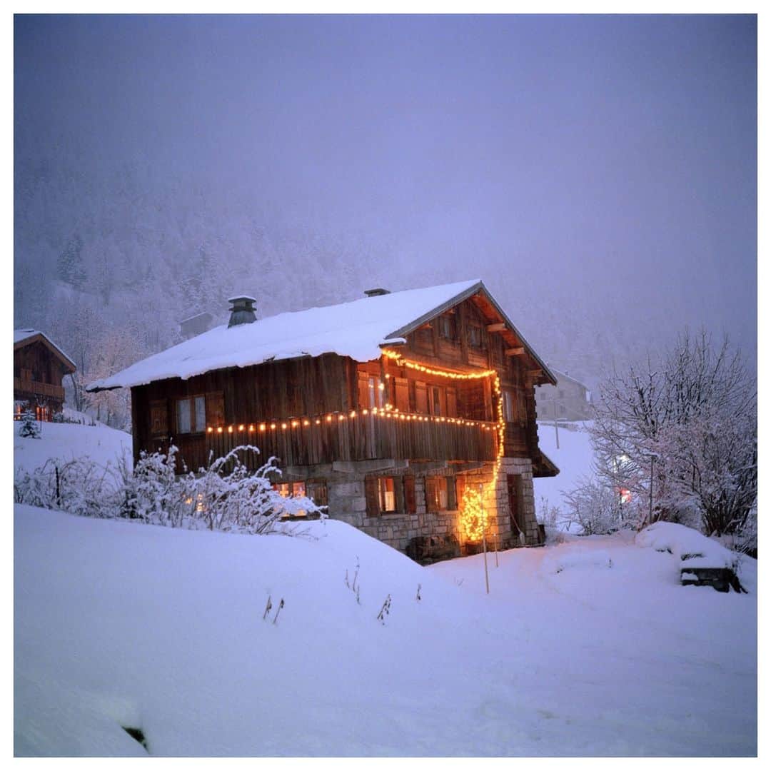 Magnum Photosさんのインスタグラム写真 - (Magnum PhotosInstagram)「In the Alps near Chamonix. Argentiere. France. 2001.⁠ .⁠ © @peter_marlow_foundation/#MagnumPhotos」12月21日 3時01分 - magnumphotos