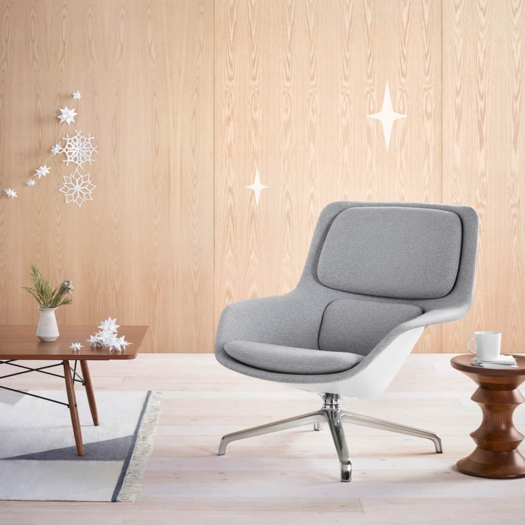 Herman Miller （ハーマンミラー）さんのインスタグラム写真 - (Herman Miller （ハーマンミラー）Instagram)「Coziness of a pillow fort + grown-up style = Striad Lounge Chair. Cradle your body in comfort this season and rediscover the joy of being a homebody. Link in bio. #hmathome」12月21日 3時15分 - hermanmiller