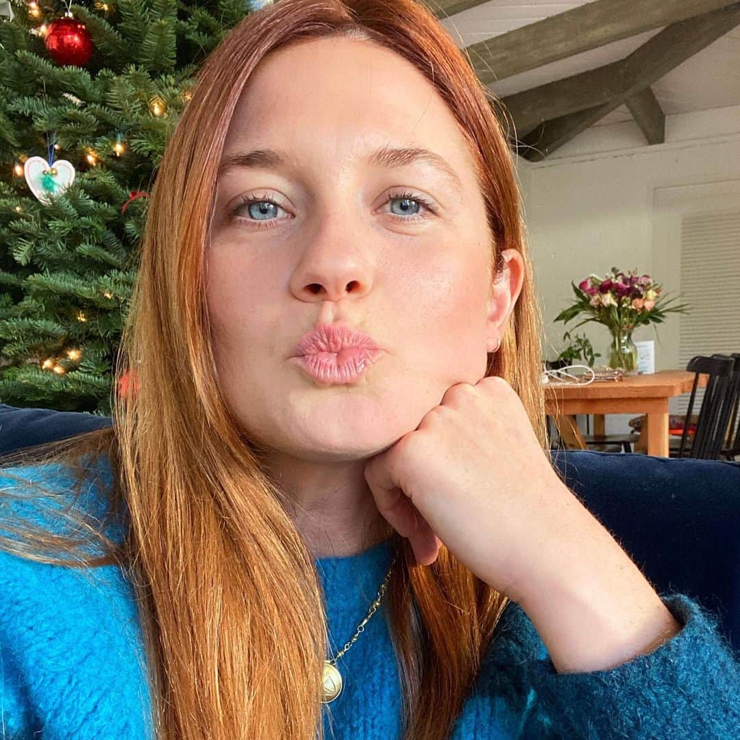 ボニー・ライトのインスタグラム：「i started a club to connect with you. link in bio 😘」