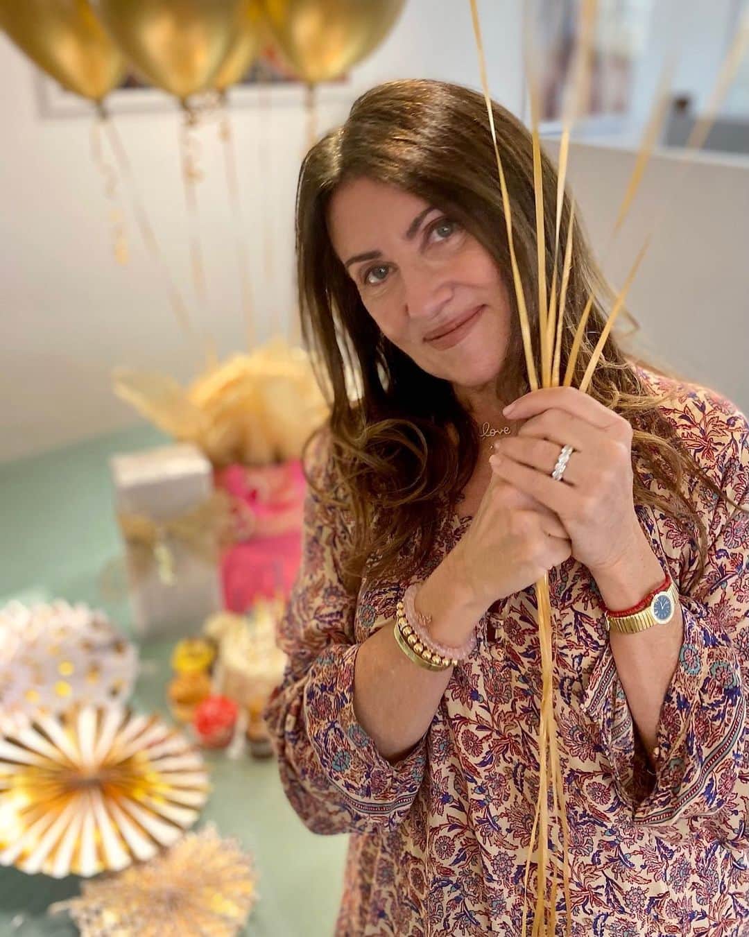 のインスタグラム：「Founder. Mom. Trendsetter. Visionary. Wishing our very own Rosanne Karmes the happiest of birthdays! 🥳🎈🎂 Thank you for continuously inspiring us throughout the years with your confidence, work ethic, and creativity. You are a shining star among us. Hope your day is filled with love, laughs and happiness! 💋 🌟❤️」