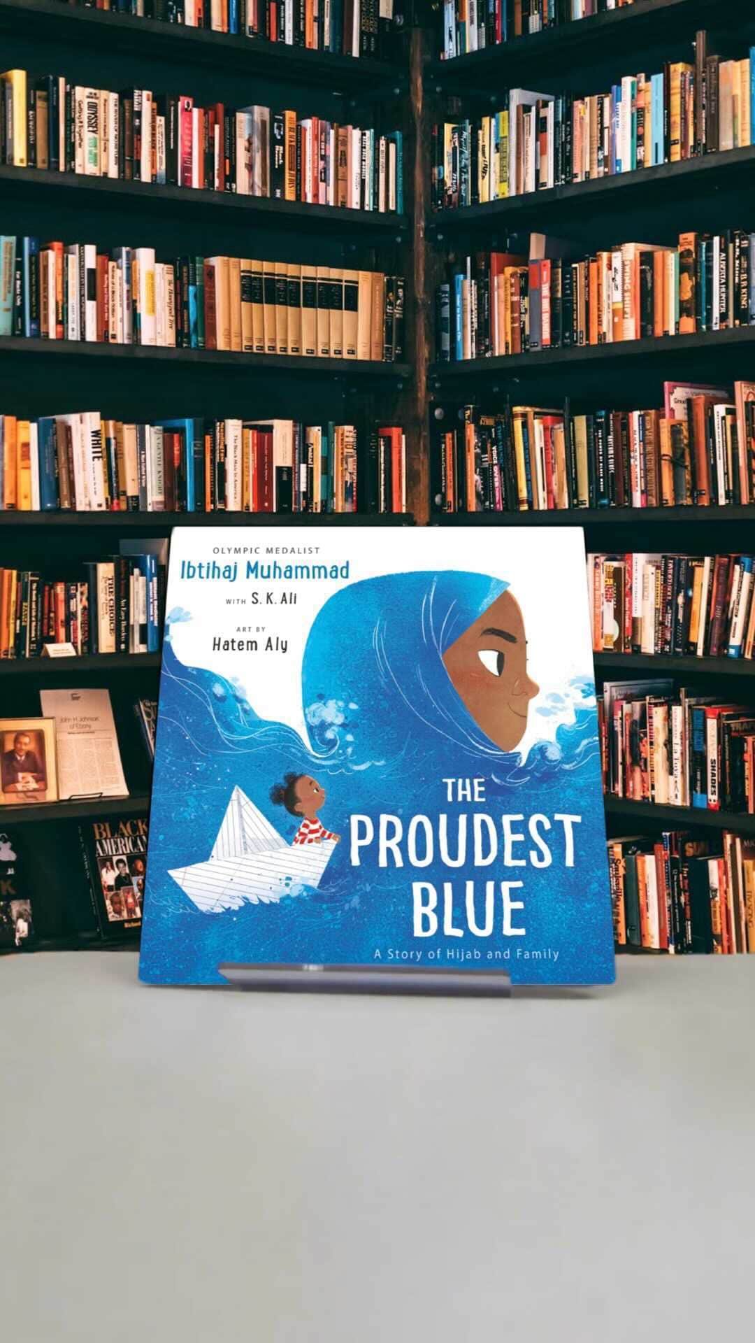 イブテハージ・ムハンマドのインスタグラム：「I’m so excited to share the first virtual reading of my children’s book THE PROUDEST BLUE 💙 I wanted to share this moment with kids around the world— some who may no longer be able to get to the library and others who never had access to my book. Here’s to telling our own stories, so that our little ones know they are magic🦄✨🤸🏾‍♀️📚 Story time starts now!」