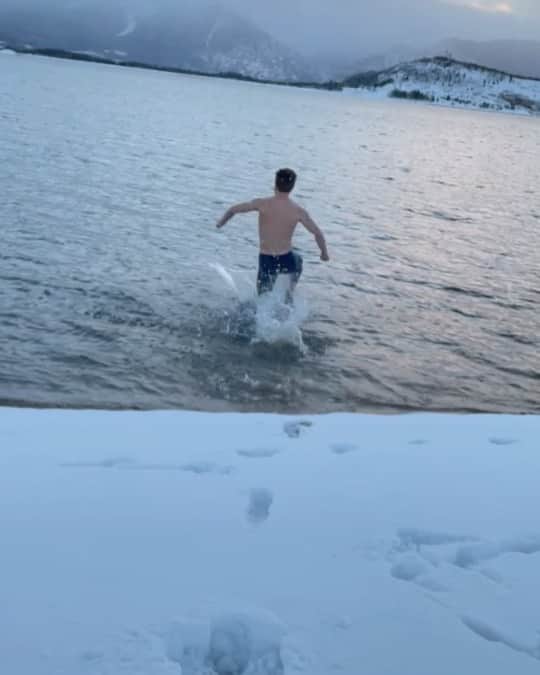 ショーン・ホワイトのインスタグラム：「You guys are the best/worst fans ever 😂 You did your part... now it’s my turn 😳🥶🥶 (yes, it sucked as much as I thought it would)」