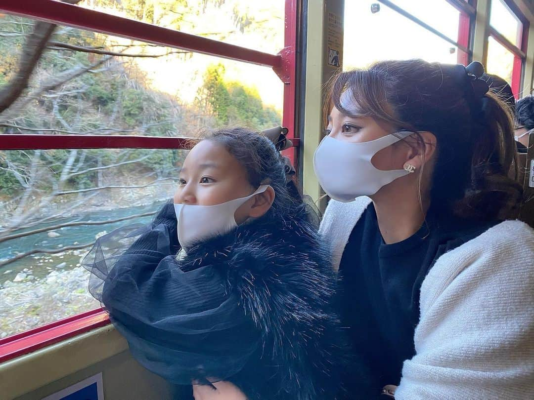 森本あやかさんのインスタグラム写真 - (森本あやかInstagram)「京都嵐山からトロッコ列車に乗ったよ ☺︎﻿ ﻿ 気持ち良かったからまた行きたい。﻿ 次は暖かくなってからかな🌸﻿ ﻿ #京都 #嵐山 #嵐山 #嵯峨野 #嵯峨野トロッコ列車 #トロッコ列車 #トロッコ嵐山 #紅葉 #おひめ #親子 #小学生女子 #7歳 #なかよし #大好き #親バカ #可愛い」12月21日 3時28分 - ayachi0120