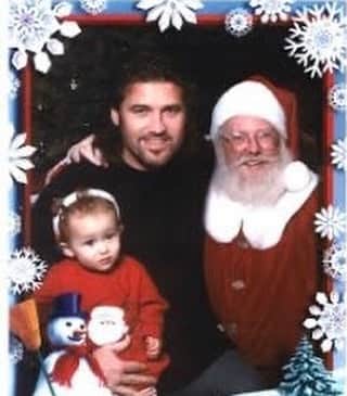 ビリー・レイ・サイラスのインスタグラム：「Noie, me and Santa! @noahcyrus」