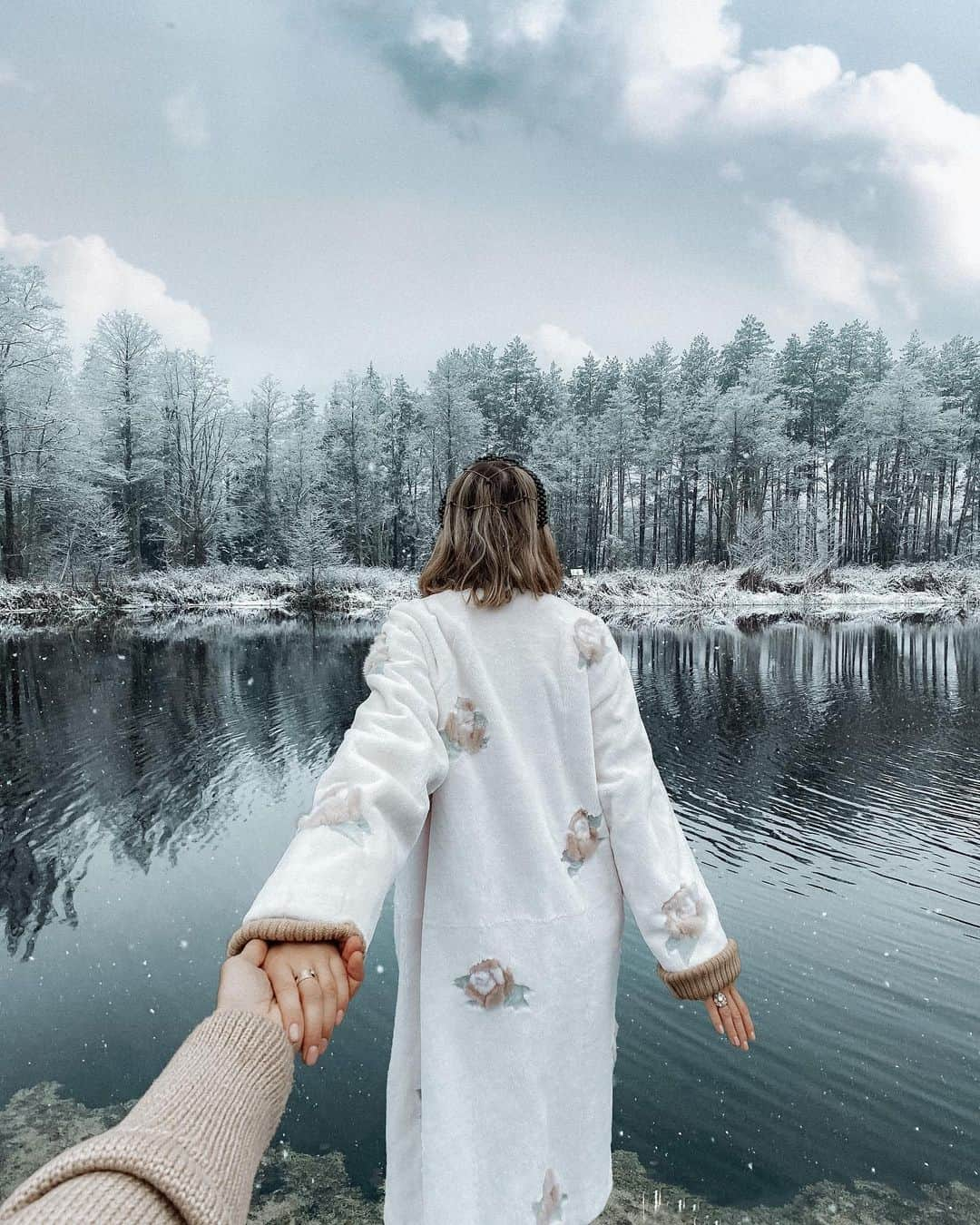 Murad Osmannのインスタグラム：「#FollowMeTo Bryansk Forest Nature Reserve, Russia Continuing our motherland eco-expedition and reminding ourselves once again the importance of the forests as they are the main lungs of our planet.  #СледуйЗаМной в Брянский лес, Россия. Продолжая нашу эко-экспедицию по заповедникам и национальным паркам, всё больше понимаю, что именно на нас всех сейчас лежит ответственность за сохранение природы, ради будущих поколений. Леса - лёгкие нашей планеты, этому учили ещё в школе, но кажется, что многие об этом забывают. Тем ценнее встречать в таких удивительных местах людей с горящими глазами, которые заботятся о птицах, зубрах, деревьях и всём живом. Хотел бы вернуться сюда летом, чтобы вживую увидеть символ заповедника - черного аиста. #нацпроектэкология」