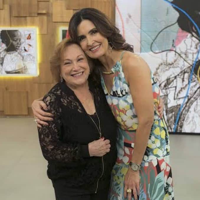 ファチマ・ベルナルデスのインスタグラム：「Que honra ter conhecido a @nicettebruno. Não só pela atriz espetacular que era, mas pela pessoa feliz, generosa, pela mulher moderna. Nada de “no meu tempo...”. O tempo dela era agora. Antenada, humana, sempre com algo a dizer que valia a pena ouvir. Esteve no #encontrocomfatima muitas vezes. Que abraço gostoso, que sorriso lindo, que olhar interessado em tudo.  Sempre comentávamos, entre nós da equipe, como era especial tê-la por perto. Mais uma vítima dessa doença terrível. Que saudade enorme ela deixa. Aos filhos @barbarabrunoatriz , @bethgoulartoficial e @paulogoulartfilho o meu carinho e agradecimento por terem dividido um pouquinho dessa mãe  tão querida com  todos nós. #ripnicette」