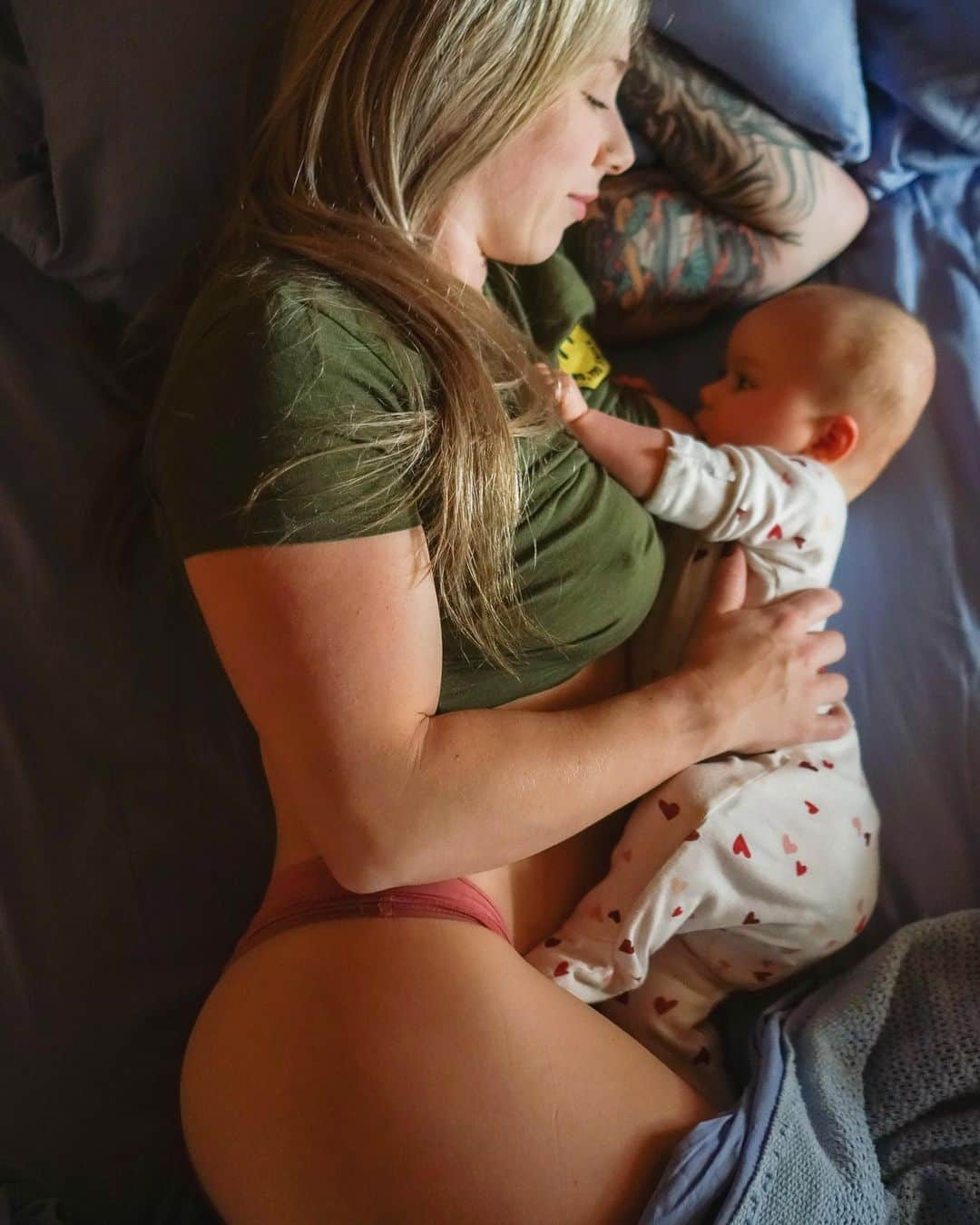 クリスティン・ポープさんのインスタグラム写真 - (クリスティン・ポープInstagram)「The days are numbered that she needs me like this and I know our breastfeeding journey will be over in the blink of an eye soon. I’m really trying to soak each moment in. In the beginning when it was a struggle with trying to learn how to clusterfeed, had clogged ducts, dealing with a lip tie etc... literally everyone I know said “it’s so worth it” and at the time i wanted to throat punch each person that said that... but it has been SO WORTH IT. Even more so once we started combo feeding so a lot of the stress/pressure went away and I can just enjoy it when I feed her. 6 months was my original goal, now that we’ve passed that we’ll see how long I can stretch it out. Will be hard to see it come to an end, but I’m grateful to have had the opportunity. @original_popester captured this gem of a memory for me - how me & my girl start every day together ❤️ #breastfeeding」12月21日 3時35分 - kris10pope