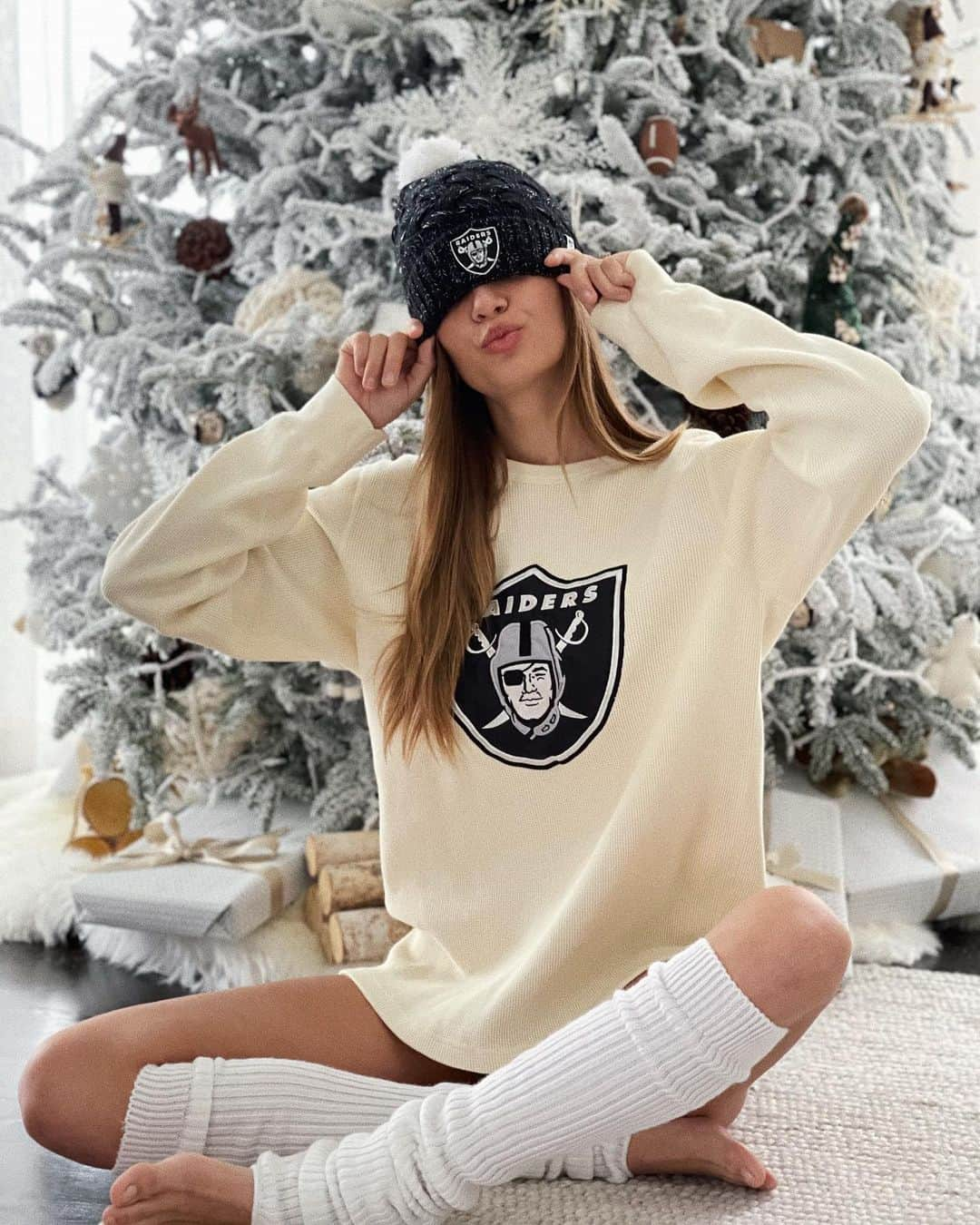 ジョセフィン・スクリヴァーさんのインスタグラム写真 - (ジョセフィン・スクリヴァーInstagram)「All I want for Christmas is for the @raiders to make the playoffs 🙏🏻🎅🎄☠️ #raidernation」12月21日 3時38分 - josephineskriver