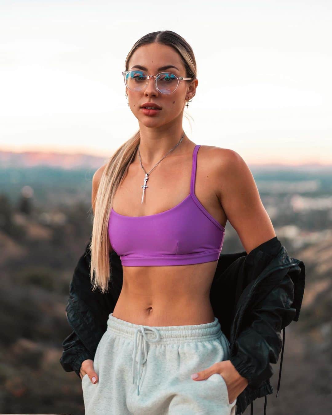 チャーリー・ジョーダンのインスタグラム：「Cotton candy skies 🍭 can’t believe how warm it is in LA still! @alo just launched their new Alo Glow System for face and body care with all natural ingredients ✨ make sure you guys check it out and have a beautiful day!」