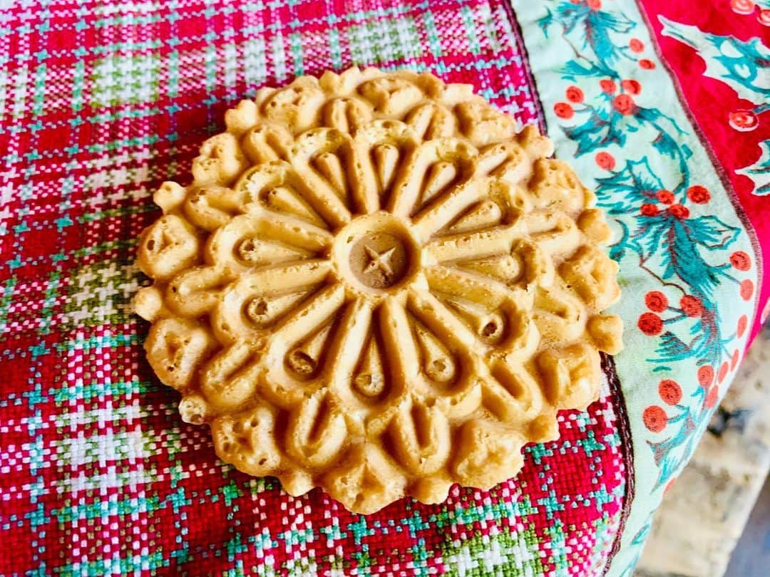 のインスタグラム：「It’s that time of year😏#pizelles」