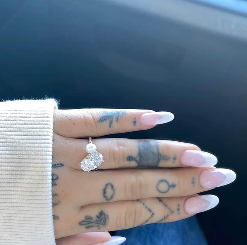 Blonde Saladさんのインスタグラム写真 - (Blonde SaladInstagram)「SHE SAID YES!💍 Bride to be @arianagrande and boyfriend Dalton Gomez got officially engaged! Here’s a spoiler of her latest post, go check it out and...Congrats babe!❤️ do you like this couple? #theblondesalad #arianagrande #couplegoals #bridetobe」12月21日 3時49分 - theblondesalad