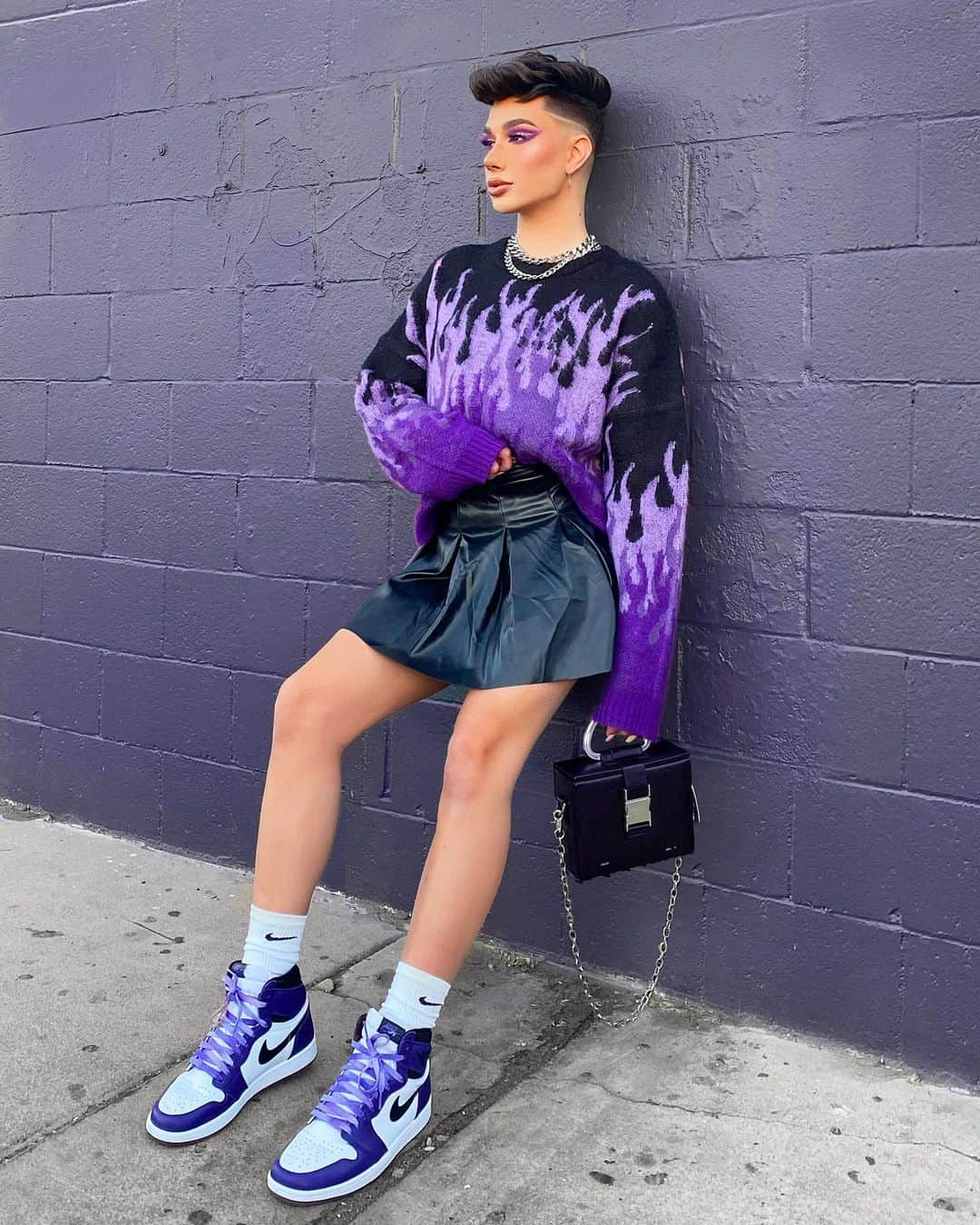 ジェームス・チャールズさんのインスタグラム写真 - (ジェームス・チャールズInstagram)「sunday’s are for skirts 💜🔥 I’ve never worn a skirt before but low key felt soo cute and powerful... what do y’all think? 👀」12月21日 3時52分 - jamescharles