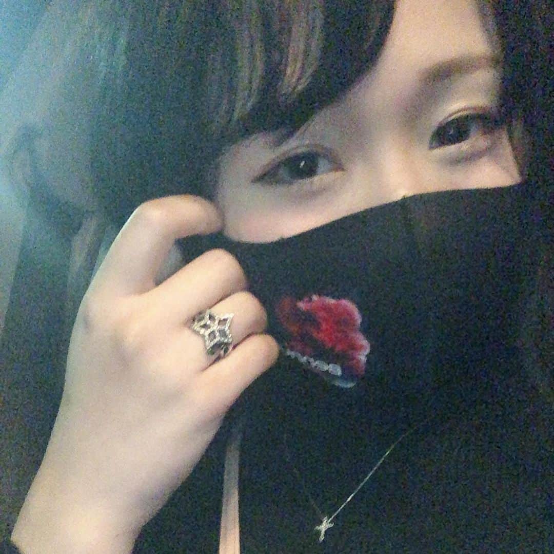 ゆうりたん（元 芹沢ゆうり）のインスタグラム：「全身Bennuさんで（見えてないけど服も！）、ファンの方にクリスマスプレゼントでいただいたリップを持って大好きでたまらない人のところへ行って心のリフレッシュしてきました💓スッキリ💓」
