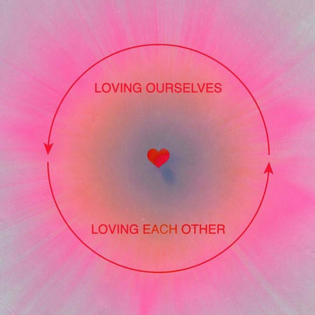アマンダ・デ・カディネットのインスタグラム：「How many times have you heard this ? “ You can’t love someone else until you love your self .”  I’ve been getting this message in various forms for a long ass time. But what exactly does this mean ? For years I didn’t agree with this concept.I was very capable of loving others, perhaps  a little too much. So surely this was not applicable to ME? But over time I have come to understand what this means, in a very real and practical way.  *I cannot give you something that doesn’t already exist inside myself. *My ability to love for the act of giving ,NOT to fill my own voids is 100 % contingent on how much I’ve filled myself up with love first. *If I love myself , I actually have some thing to SHARE with you .   What does this phrase mean to you ? Please share in the comments below as I’m curious what you think ... Art by @stefyloret」