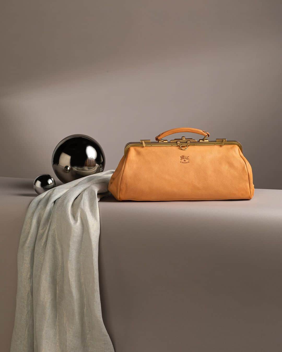 イルビゾンテのインスタグラム：「A true icon of the brand's heritage, the traditional doctor’s bag turns into a contemporary must-have. Are you already in love with its unmistakable style, experimental spirit and the perfect craftsmanship of this unique handbag? #ilbisonte #doctorbag #leathersuitcase #madeinitaly #sustainability」