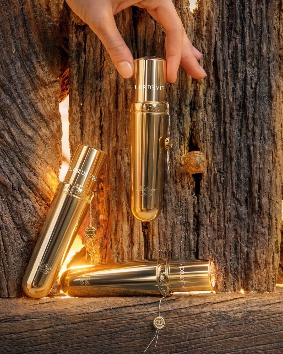 のインスタグラム：「LA CURE L’OR DE VIE, THE VINTAGED LIMITED EDITION MASTERPIECE FOR RADICAL SKIN TRANSFORMATION Enriched in the 2019 Marcs d’Yquem vintage, this ultra-exclusive 88% natural-origin treatment, reactivates skin rejuvenation for spectacular transformation of all 7 signs of youth: wrinkles, firmness, radiance, hydration, resilience, homogeneity and skin quality.  Skin discovers eternal youth. 3 months Cure, 6 months of amplified benefits by using the Serum L’Or de Vie.  • @diorskincare #diorskincare #lordevie #chateaudyquem」