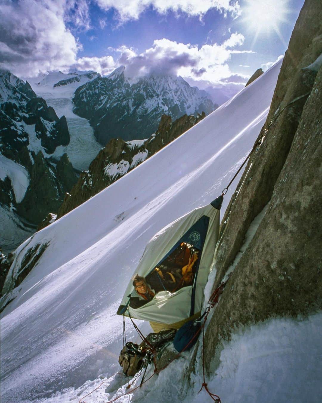 ジミー・チンのインスタグラム：「Hard to say how many 5 star camp sites I’ve shared w @conrad_anker but there’s been quite a few. 1 bedroom, no bath, small kitchen but great views.  ⁣ K7, Charakusa Valley, Karakoram, Pakistan 2001」