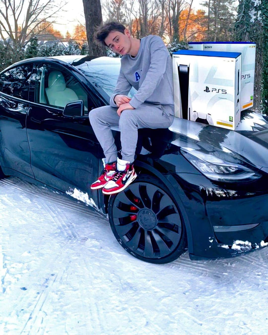 ノア・シュナップのインスタグラム：「GIVING AWAY a TESLA CAR & 2 PS5’s🎄 Follow the steps below to enter: . 1. Go To @highkeyclout. . 2. Follow EVERYONE @highkeyclout is following. (takes less than 30 seconds). . 3. Come back here when you finish and comment “Done”. . BONUS entry: share this post to your IG story 🔥 . 🏆 1 GRAND PRIZE winner of the Tesla CAR. 🏆 2 PS5 PRIZE winners. . WINNERS will be chosen on December 26th and announced on @highkeyclout. . This is not sponsored, endorsed or administered by, or associated with, Tesla, Sony or Instagram. The full Sweepstakes Official Rules are available at the link in @highkeyclout bio. #sweepstakes #ad」