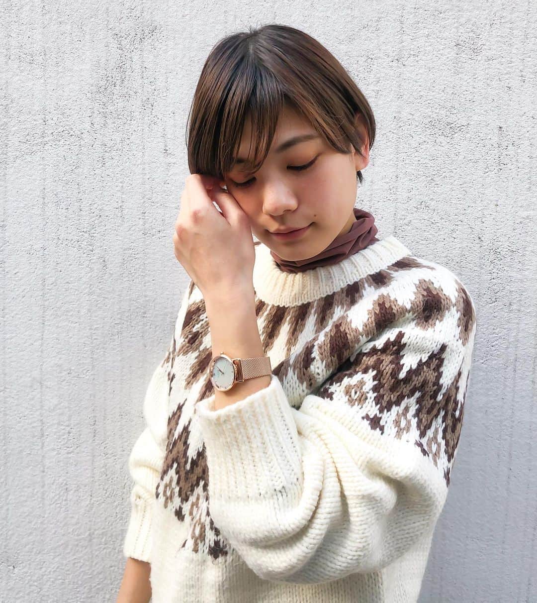 石川瑠利子のインスタグラム：「. . knot の腕時計✨ 文字盤にはマザーオブパールが使われていてとっても綺麗🥺 ベルトが取れるので自分の好きにカスタマイズ出来るのもいい🙆🏻‍♀️❤️これならギフトにもいいなぁ🤤💕 . . #Knotwatch #watch #fashion #SPRiNG」