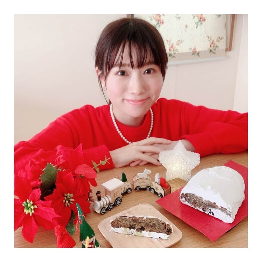 緒方桃子さんのインスタグラム写真 - (緒方桃子Instagram)「* こんばんは(^^) 今週はクリスマスウィーク🎄 ということで、 クリスマスグッズを並べてみました。  そしてシュトレンをもう一つ。 @takbagericafe さんのシュトレンは 鹿児島がたくさん詰まっています✨ @susumuya_chaten さんの薩摩紅茶と 屋久島たんかん🍊 とっても贅沢なシュトレンです。  さて、 明日からの歌なしは 毎日クリスマスソングをお送りします！ 曲を選んでいる時もワクワクしました💓」12月20日 19時08分 - momokoogata0403
