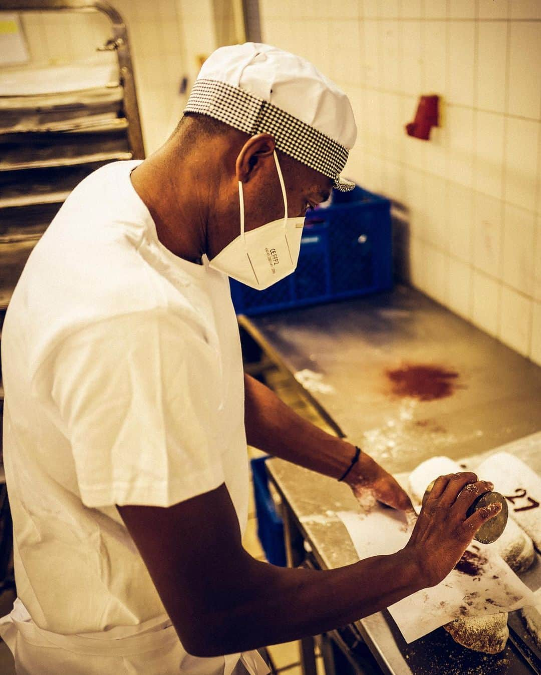 ダヴィド・アラバさんのインスタグラム写真 - (ダヴィド・アラバInstagram)「Welcome to David Alabaker's Christmas bakery. 🎅🏾  Loved surprising the orphanage in Munich with self-made pastries and presents. Merry Christmas, a Happy New Year and God bless you all! 🙏🏾」12月20日 19時10分 - davidalaba