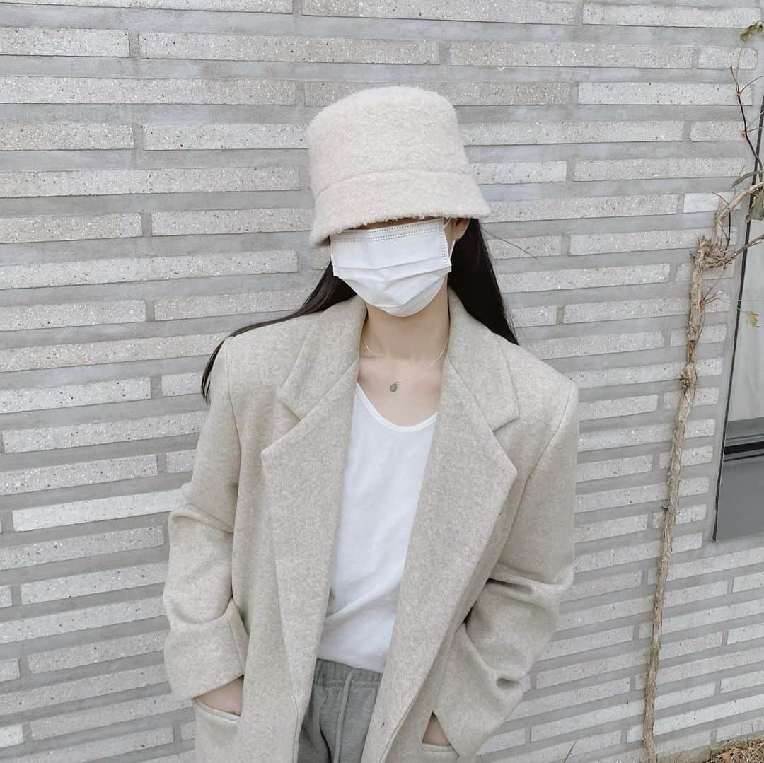 ユン・アラのインスタグラム：「현재 카라울코트와  데이지 코듀로이 원피스세트 주문이 가장 많아요 🤎  🧸 카라 울코트는  울과 캐시미어 함유로 보들보들한 촉감으로 받아보시면 아마 깜짝 놀라실거에요 오만원도 안하는 이가격에 이런 퀄리티..?  거기다 깔끔하게 떨어지는 모던한 디자인 🥺 제가 정말 원하던 그런느낌의 핏이에요 너무 커서 어정쩡 어벙벙한 그런 핏 절대 아니예요! 편한 코디에도 이렇게 잘 어울리면  말 다했죠?  ✔️부드러운 느낌의 오트밀색상  ✔️따뜻한 느낌의 브라운색상 ✔️모던한 느낌의 그레이색상  마켓은 오늘 자정 마감할게요 💫💛」