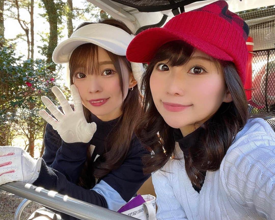 のインスタグラム：「今日のラウンドは可愛い子ちゃんと😍💕 前調べでは朝は-4℃とかの予報だったのでびびってたのですが😂晴れててあったかかった〜💕 ヒートテックの極暖にニットで全然回れました☺️  富士山もすごく綺麗にみえました💕🗻 ゴルフ場が#クリスマス 仕様で可愛かった🎄 私の帽子もクリスマスを意識したの🎄🎅  今日ドライバーが本当に毎ホール完璧で気持ちよかった〜⛳️  #富士国際ゴルフ倶楽部  #ゴルフ女子 #ゴルフウェア #ゴルフコーデ #ゴルフ好きな人と繋がりたい #ゴルフ好き #ゴルフ初心者  #ゴルフ男子と繋がりたい #ゴルフ場 #golf #golfwear #ゴルフコース #golfgirl #golfswing #골프 #golfstagram  #골프여자 #平日ゴルフ #平日ゴルファー #ゴルフうまくなりたい #ゴルフばか」