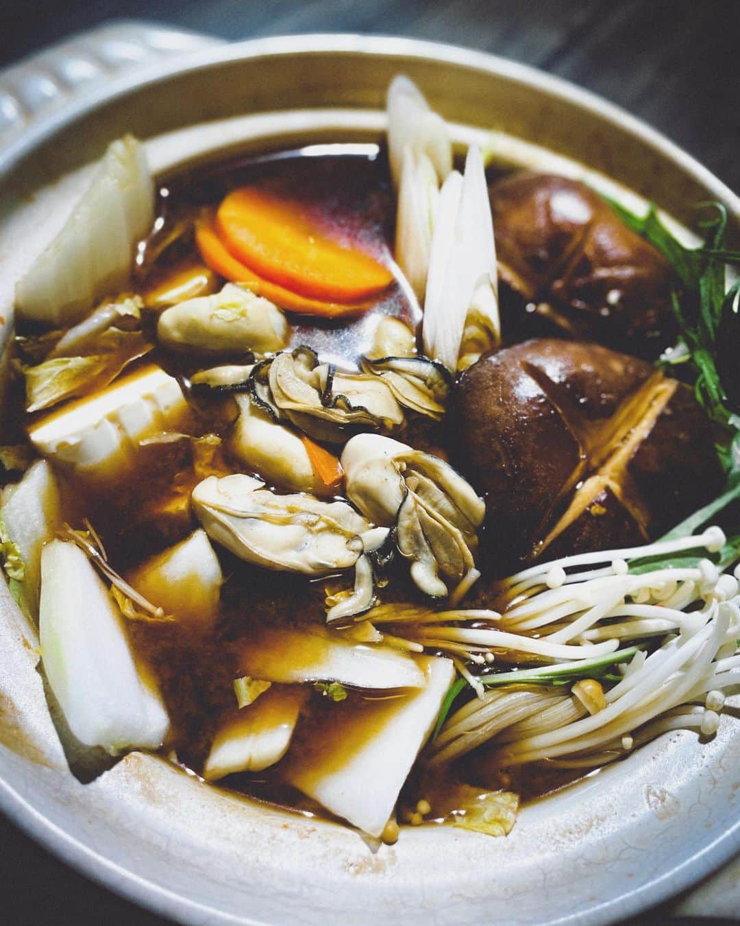 元木行哉のインスタグラム：「今夜のメニューは牡蠣鍋！赤味噌に豆板醤とオイスターソース、酒、鶏がらスープの素でちょい辛めっちゃ温まるスープの出来上がり。﻿ やっぱり冬は鍋ですね😋﻿ ﻿ #enjoyhome ﻿ #staysafe ﻿ #元木行哉 ﻿ #男飯 ﻿ #料理 ﻿ #レシピ ﻿ #グルメ ﻿ #自炊チャレンジ ﻿ #鍋  #コロナに負けるな」