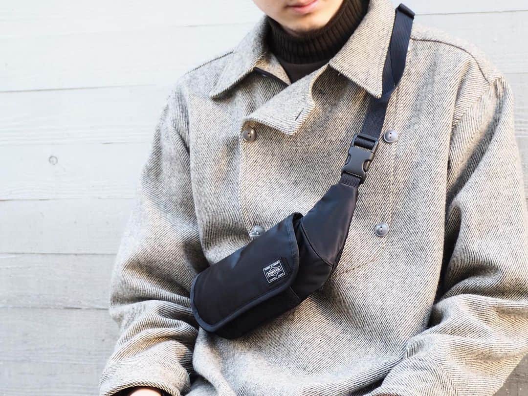 B JIRUSHI YOSHIDAのインスタグラム：「【REARRIVAL】 〈KAPTAIN SUNSHINE×PORTER〉 "Traveler Fanny Pack" ・ 毎シーズン人気の〈KAPTAIN SUNSHINE×PORTER〉から、トラベラーファニーパックのBLACKが待望の復刻、再入荷致しました。 ・ メッセンジャーバッグをスケールダウンさせたようなデザイン。素材には、PORTERの代名詞とも言える、"ボンディング加工が施されたナイロンツイル"を使用。ちょっとした外出や旅行、アウトドアシーンやフェスなど、幅広いシーンで活躍する一品です。 ・ COLOR:BLACK ¥13,000＋TAX  #bjirushiyoshida #B印YOSHIDA #代官山 #daikanyama #TOKYO #BEAMS #ビームス #yoshidakaban #吉田カバン #ポーター  #porter #비지루시요시다 #도쿄 #다이칸야마 #빔스 #빔즈 #포터 #데일리룩 #백팩 #b印yoshidalineup #kaptainsunshine #キャプテンサンシャイン」