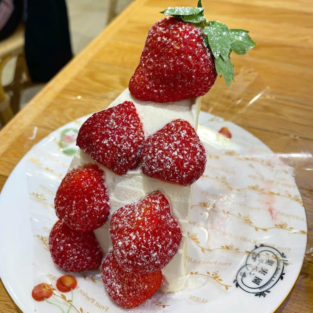 ゆうとグルメさんのインスタグラム写真 - (ゆうとグルメInstagram)「ㅤㅤㅤㅤㅤㅤㅤㅤㅤㅤㅤㅤㅤ 池袋にある果実園リーベルさん (@kajitsuen.ikebukuro)の 「あまおうのズコット」1760円 ㅤㅤㅤㅤㅤㅤㅤㅤㅤㅤㅤㅤㅤ 池袋駅から徒歩6分ほどのところにある果実園リーベルさんは、フルーツを使った料理が楽しめるフルーツパーラー！ ㅤㅤㅤㅤㅤㅤㅤㅤㅤㅤㅤㅤㅤ 今回はあまおうのズコットを注文🍓 ㅤㅤㅤㅤㅤㅤㅤㅤㅤㅤㅤㅤㅤ ズコットとはドーム型のスポンジケーキの中に具材を詰め込んだイタリアの伝統的なケーキのこと！ 果実園のズコットはフルーツが主役なので、生クリームの量は少なめでその分フルーツがぎっしり詰め込まれています！ ㅤㅤㅤㅤㅤㅤㅤㅤㅤㅤㅤㅤㅤ 少し時期は早めだけどあまおうはしっかり甘くてジューシー！ 甘さ控えめの生クリームやほんのり甘いスポンジケーキとも相性ばつぐんでめちゃめちゃおいしい！！ ㅤㅤㅤㅤㅤㅤㅤㅤㅤㅤㅤㅤㅤ 池袋店だけかもしれないけど、＋300円で紅茶やコーヒーがセットにできるのも嬉しいところ！ ㅤㅤㅤㅤㅤㅤㅤㅤㅤㅤㅤㅤㅤ 新宿や東京駅、渋谷、吉祥寺などにも店舗があるのでフルーツ好きな人はぜひ行ってみて！！ ㅤㅤㅤㅤㅤㅤㅤㅤㅤㅤㅤㅤㅤ ----------------------------------------- 📍東京都豊島区東池袋1-19-1 ⏰8:30〜23:00 🛌年中無休 🚃池袋駅から徒歩6分 ----------------------------------------- #池袋カフェ #果実園リーベル #あまおう #ズコット」12月20日 19時20分 - yuuuuto38
