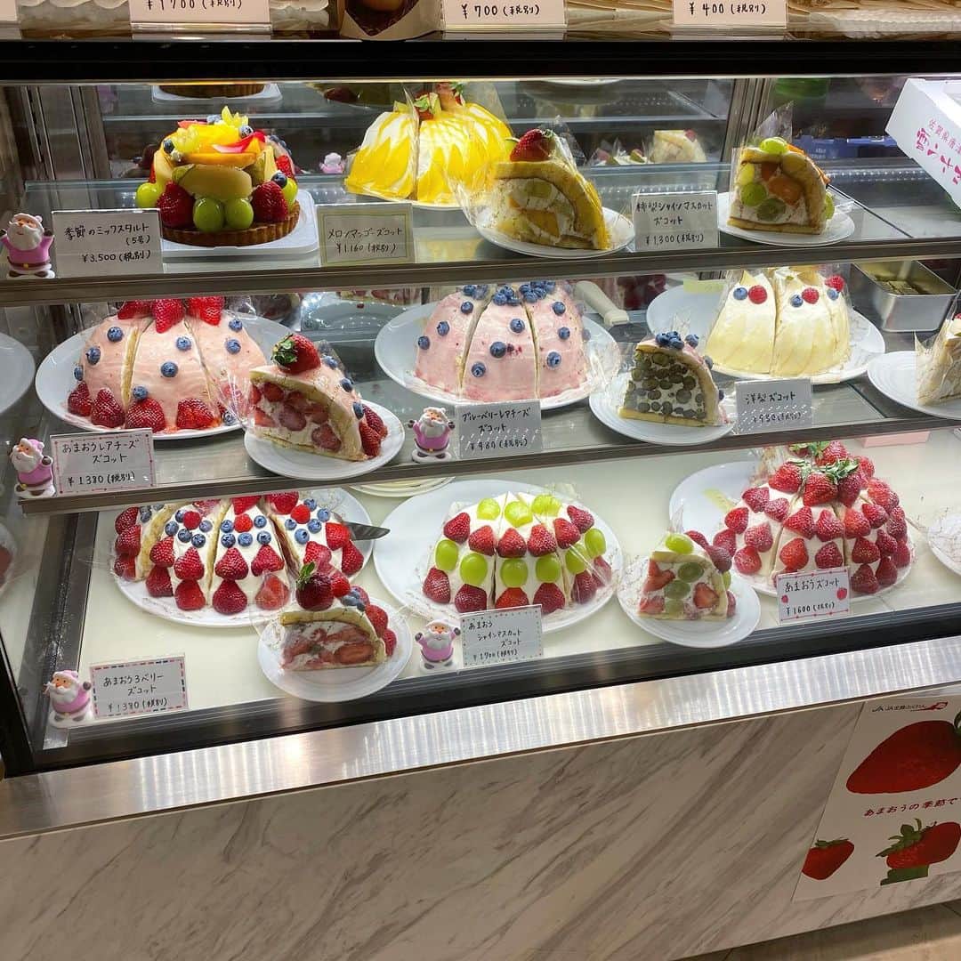 ゆうとグルメさんのインスタグラム写真 - (ゆうとグルメInstagram)「ㅤㅤㅤㅤㅤㅤㅤㅤㅤㅤㅤㅤㅤ 池袋にある果実園リーベルさん (@kajitsuen.ikebukuro)の 「あまおうのズコット」1760円 ㅤㅤㅤㅤㅤㅤㅤㅤㅤㅤㅤㅤㅤ 池袋駅から徒歩6分ほどのところにある果実園リーベルさんは、フルーツを使った料理が楽しめるフルーツパーラー！ ㅤㅤㅤㅤㅤㅤㅤㅤㅤㅤㅤㅤㅤ 今回はあまおうのズコットを注文🍓 ㅤㅤㅤㅤㅤㅤㅤㅤㅤㅤㅤㅤㅤ ズコットとはドーム型のスポンジケーキの中に具材を詰め込んだイタリアの伝統的なケーキのこと！ 果実園のズコットはフルーツが主役なので、生クリームの量は少なめでその分フルーツがぎっしり詰め込まれています！ ㅤㅤㅤㅤㅤㅤㅤㅤㅤㅤㅤㅤㅤ 少し時期は早めだけどあまおうはしっかり甘くてジューシー！ 甘さ控えめの生クリームやほんのり甘いスポンジケーキとも相性ばつぐんでめちゃめちゃおいしい！！ ㅤㅤㅤㅤㅤㅤㅤㅤㅤㅤㅤㅤㅤ 池袋店だけかもしれないけど、＋300円で紅茶やコーヒーがセットにできるのも嬉しいところ！ ㅤㅤㅤㅤㅤㅤㅤㅤㅤㅤㅤㅤㅤ 新宿や東京駅、渋谷、吉祥寺などにも店舗があるのでフルーツ好きな人はぜひ行ってみて！！ ㅤㅤㅤㅤㅤㅤㅤㅤㅤㅤㅤㅤㅤ ----------------------------------------- 📍東京都豊島区東池袋1-19-1 ⏰8:30〜23:00 🛌年中無休 🚃池袋駅から徒歩6分 ----------------------------------------- #池袋カフェ #果実園リーベル #あまおう #ズコット」12月20日 19時20分 - yuuuuto38