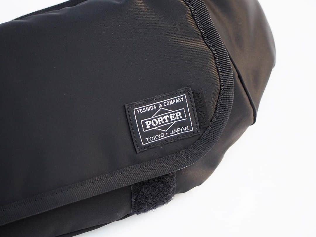 B JIRUSHI YOSHIDAのインスタグラム：「【REARRIVAL】 〈KAPTAIN SUNSHINE×PORTER〉 "Traveler Fanny Pack" ・ 毎シーズン人気の〈KAPTAIN SUNSHINE×PORTER〉から、トラベラーファニーパックのBLACKが待望の復刻、再入荷致しました。 ・ メッセンジャーバッグをスケールダウンさせたようなデザイン。素材には、PORTERの代名詞とも言える、"ボンディング加工が施されたナイロンツイル"を使用。ちょっとした外出や旅行、アウトドアシーンやフェスなど、幅広いシーンで活躍する一品です。 ・ COLOR:BLACK ¥13,000＋TAX  #bjirushiyoshida #B印YOSHIDA #代官山 #daikanyama #TOKYO #BEAMS #ビームス #yoshidakaban #吉田カバン #ポーター  #porter #비지루시요시다 #도쿄 #다이칸야마 #빔스 #빔즈 #포터 #데일리룩 #백팩 #b印yoshidalineup #kaptainsunshine #キャプテンサンシャイン」
