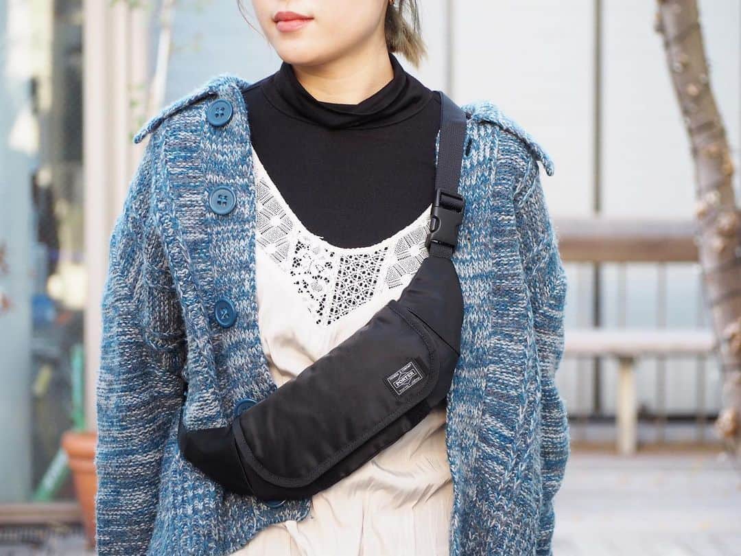 B JIRUSHI YOSHIDAのインスタグラム：「【REARRIVAL】 〈KAPTAIN SUNSHINE×PORTER〉 "Traveler Fanny Pack" ・ 毎シーズン人気の〈KAPTAIN SUNSHINE×PORTER〉から、トラベラーファニーパックのBLACKが待望の復刻、再入荷致しました。 ・ メッセンジャーバッグをスケールダウンさせたようなデザイン。素材には、PORTERの代名詞とも言える、"ボンディング加工が施されたナイロンツイル"を使用。ちょっとした外出や旅行、アウトドアシーンやフェスなど、幅広いシーンで活躍する一品です。 ・ COLOR:BLACK ¥13,000＋TAX  #bjirushiyoshida #B印YOSHIDA #代官山 #daikanyama #TOKYO #BEAMS #ビームス #yoshidakaban #吉田カバン #ポーター  #porter #비지루시요시다 #도쿄 #다이칸야마 #빔스 #빔즈 #포터 #데일리룩 #백팩 #b印yoshidalineup #kaptainsunshine #キャプテンサンシャイン」