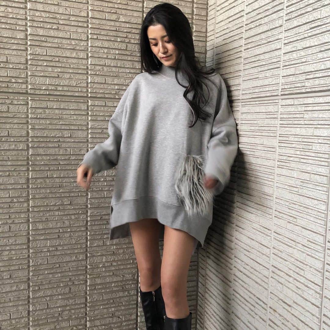 のインスタグラム：「.﻿ 髪の毛これにしてからグレー系の服が﻿ 似合うようになった🤞🏽﻿ ﻿ #美容院 #イメチェン #シールエクステ #シルバーハイライト #巻き髪 #モデル #ウォーキング講師 #川根美優 #みゆみゆ #黒髪 #黒髪ロング #ロングヘア #スーパーロング #黒髪ヘアスタイル #黒髪ヘアアレンジ #ハッピーガール #blackhair #happy #day #hair #follow #followme」