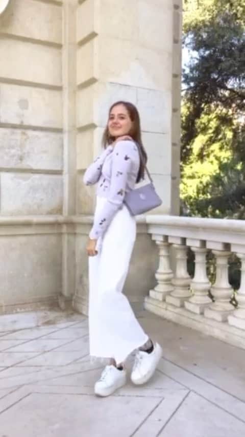 のインスタグラム：「Adding a touch of glam to the holidays ✨✨ @marinacotanda giving you outfit ideas for combining our Kipling bags during the festive days #LiveLight」