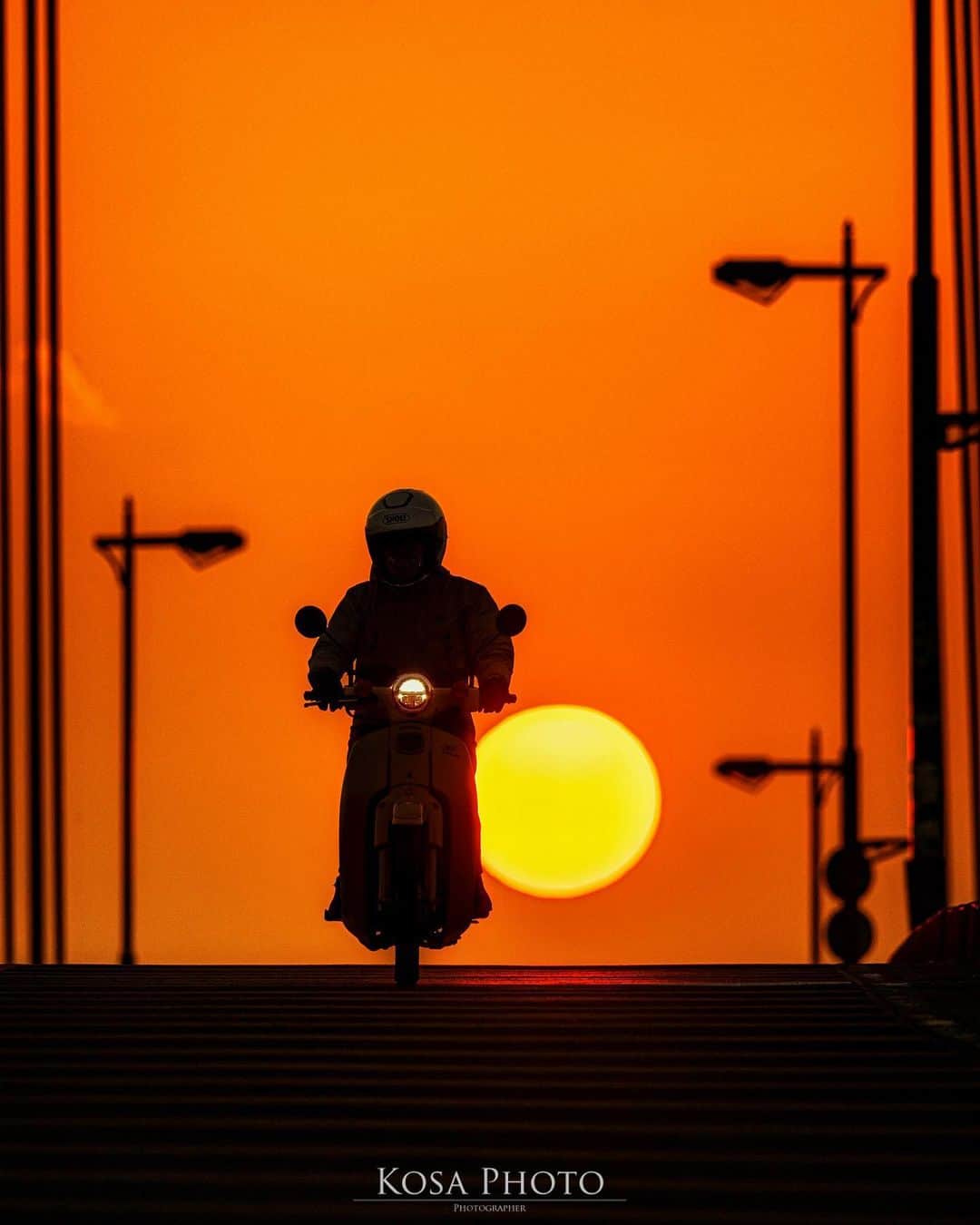 のインスタグラム：「現地で撮影していると… これからバイクで走るので撮ってくれませんか？って… 私としても願ってもないチャンスでした😍 完璧なタイミングで走行して頂いて一発OK‼️ ありがとうございました🙇‍♂️ . Location:和歌山 Wakayama / Japan🇯🇵 Date:2020年12月 Special Thanks:@3urahisayan . #サンブリッジ #ap_japan_member #japan_bestsunset #unlimitedsunset #igsunset #sunset_super_pics #sunset_minas #Japan_Daytime_View #raytrekフォトコンテスト2020 #レイトレッククリエイター #art_of_japan_ #tokyocameraclub #dpj_member #team_jp_ #IG_PHOS #photo_jpn #ptk_japan #pt_life_ #bestjapanpics #Lovers_Nippon #YourShotPhotographer #light_nikon #sorakataphoto #LBJ_Legend #広がり同盟メンバー #nipponpic_member #special_spot_legend #s_shot #japan_of_insta #bestphoto_japan」