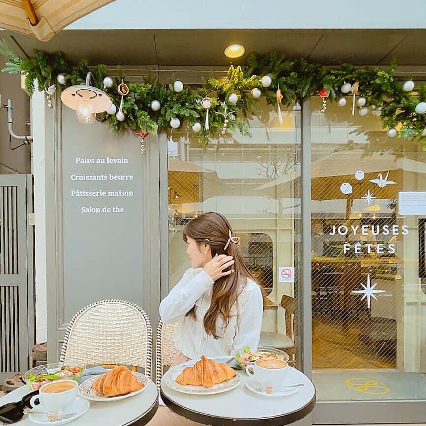 のインスタグラム：「#hairaccessories  ﻿ ﻿ 最近、“くるん”ってなったクリップ﻿ お気に入り🦩🧡﻿ ﻿ ﻿ 楽ちんでご飯の時とか﻿ すぐ使っちゃう😚﻿ ﻿ @3coins_official  でget🧸🎈﻿ ﻿ ﻿ #3coins購入品 #ヘアクリップ#韓国っぽ #ヘアアクセサリー#韓国クリップ#韓国雑貨  ﻿」