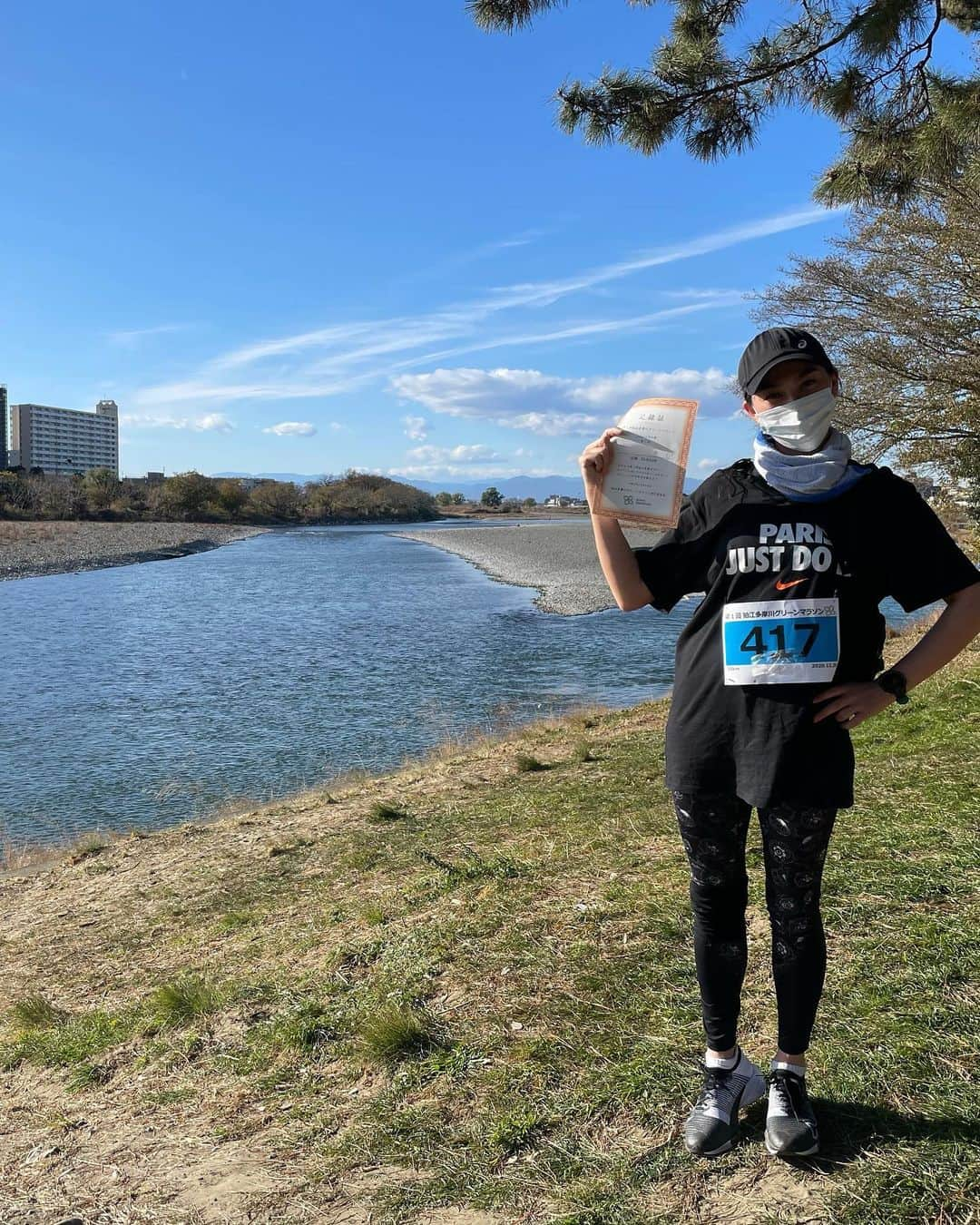 松野井雅（原紗央莉）さんのインスタグラム写真 - (松野井雅（原紗央莉）Instagram)「狛江多摩川グリーンマラソン #10km 部門参加してきた☀️ 無事完走で すっごく楽しかった〜！！！！  同じ河川敷でもじゃっかんのぼってたり 風が追い風だったり向かい風だったりで 同じ距離でも 環境とかで走りやすさ変わるし 大事なチェック項目だなぁと勉強になった  距離競ってたわけじゃないのでマイペースに走ったんだけどお天気も良くて心地良かったなぁ  参加賞はりんご1個🍎 終わって飲む缶ビールがしみたあああ😂  思ったけど人からもらう声援って本当パワー出るね💪 私も誰かを励ませる人間になろうと思ったのでした  #松野井ランニング部 #走るひと #ran #running #runner #ランニング女子 #マラソン大会」12月20日 19時28分 - miyavimatsunoi