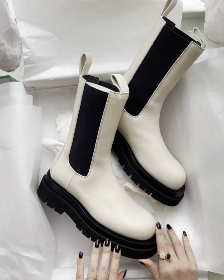 Ruby Kwanのインスタグラム：「#RougeClosetUnboxing!!! 🙈🙈🙈 @BottegaVeneta again. 💚💚💚 I can hardly decide whether I should go for black or white for this pair of #TheLugBoots. Turned out I decided on white as I think white resonates more with me. 🤍🤍🤍 What do you think?  #bottegaveneta #daniellee #bvlugboots #newbottega」
