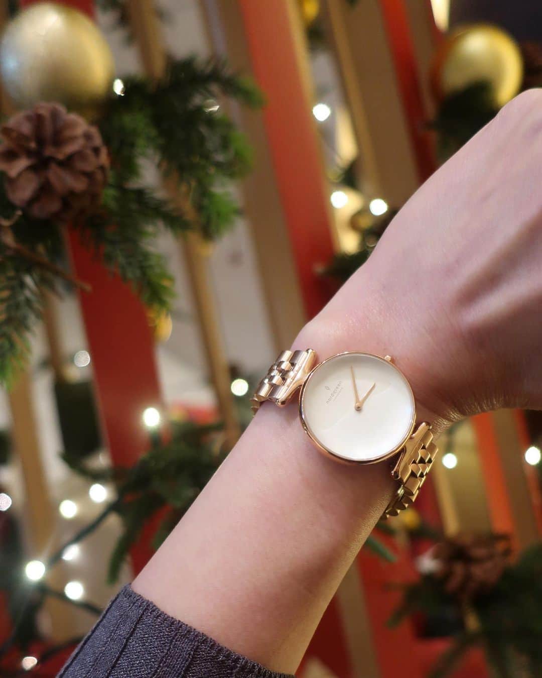 ImotoEtsuyo さんのインスタグラム写真 - (ImotoEtsuyo Instagram)「#こんばんは  ・ #愛犬  #ゴールデンレトリバー の ココアと♡ ・ この日の時計は @nordgreenofficial_japan のもの。  ・ ・ クリスマスプレゼントにも ぴったりな #ノードグリーン の 腕時計と替えベルトのセット。  サスティナブルで環境に配慮した デンマークの腕時計ブランド。  私が選んだのは　新商品の　「unika」 ホワイトダイヤル 。  ファッション年齢問わず 長く愛用出来そう。　 ・  ・ 替えベルトはピンクゴールドで 肌馴染みがいいですね。 ・  ・ クーポンコードで15%off。   クーポンコード （15%OFF 1/31まで有効） ↓↓↓↓↓ BISUHADA  #ノードグリーン #nordgreen  #クリスマス #クリスマスプレゼント #ミニマル #冬コーデ #ootd  #fashion  #コーディネート #pr #手元くら部 #大型犬のいる生活  #大型犬大好き  #癒し #goldenretriever」12月20日 19時29分 - bisuhada