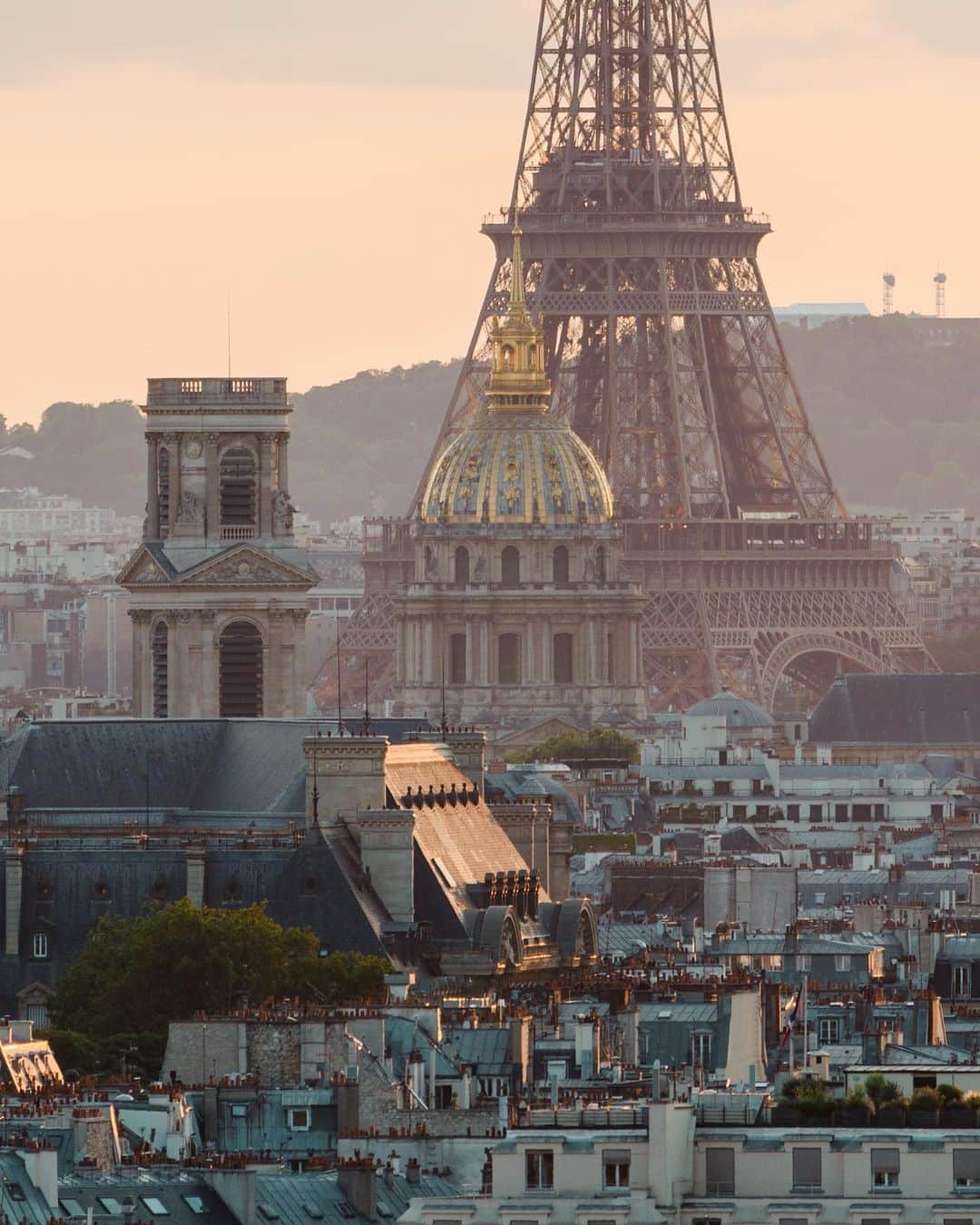 Putri Anindyaのインスタグラム：「Paris in @tinorenatopreset //   I don’t do this often but my friend just released his preset bundle so this is an exceptional post ;)   I don’t want to explain a lot cause you can see it for yourself the difference between the before and after. The one that edited with Tino Film Preset is either the one below or the one on the right side. So far I am loving it and it suits the vintage mood of Paris. It’s subtle, just how I love it. Tino got some presets that have some strong gorgeous color in Bali bundle. But to be honest I prefer the film bundle so much especially number 3, 5 and Ilford. It has the same aesthetics as mine 🤓 These are the photos that edited using that one. Most of them are one click and I adjusted the brightness and highlight just a little bit. Thank you for making this preset @tinorenato 💞  So, which one is your fav?」